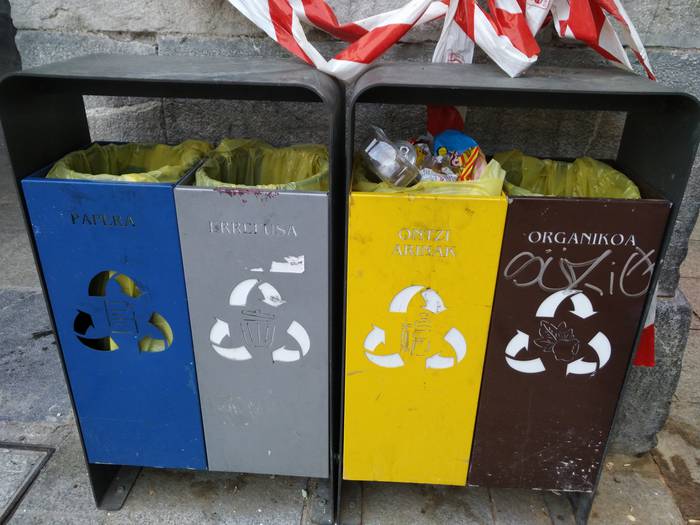 Kexa eta proposamena, plazako zaborrontzien harira