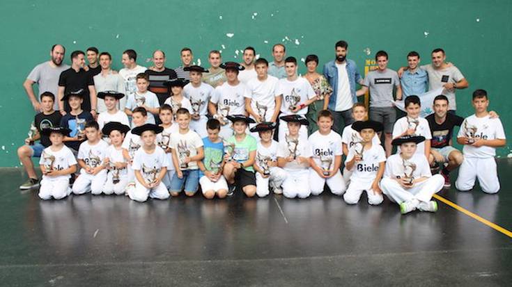Santio egunez jokatuko dira Cesar Valverde pilota txapelketaren finalak, Izarraitzen