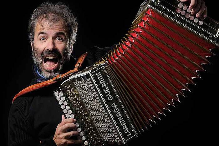 Joseba Tapia: "Lastima dena da euskal musikarentzat gero eta leku gutxiago izatea"