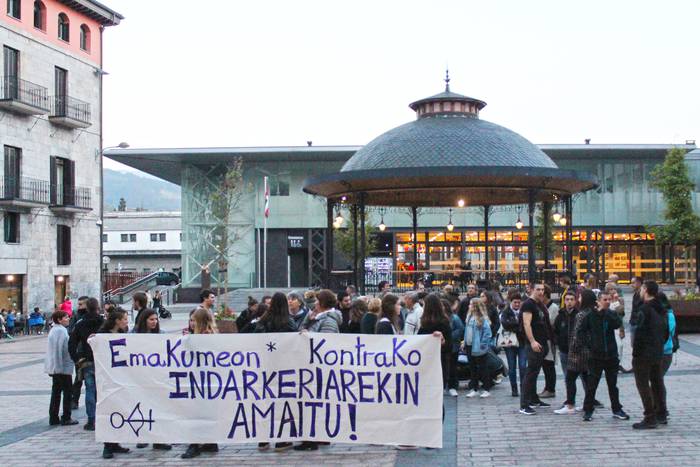 Azken hilketa matxista salatu eta emakumeenganako indarkeriarekin bukatzeko eskatu dute dozenaka lagunek