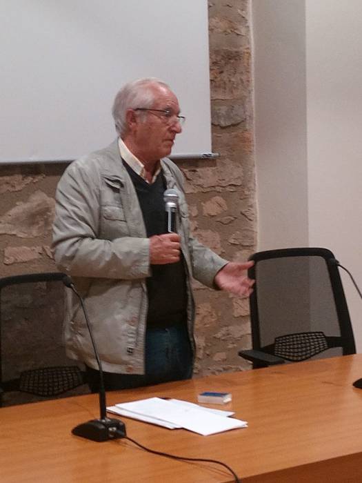 Basazabaleko aretoa bete du Luis Ugalderen hitzaldiak