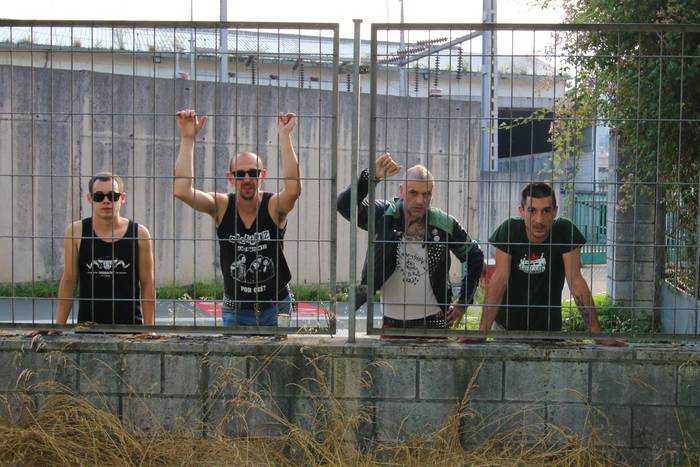 Distorsion eta Baserriko Ollaxkue Labien taldeek punk doinuak eramango dituzte zapatuan Sanagustinera