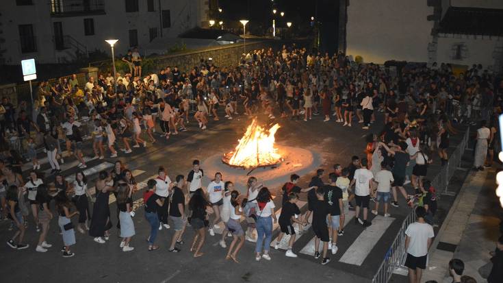 Zuhaitza sartuta, festetan murgildu dira urrestildarrak