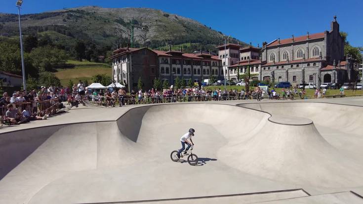 Hiru eguneko egitarau oparoa antolatu dute Izarraitz skate parkearen lehen urteurrena ospatzeko