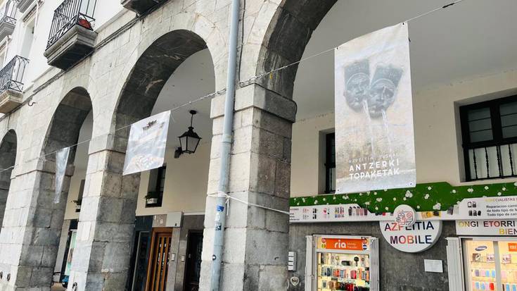 'Herriye' antzezlana dela eta, argazki elkarteko kideek hainbat irudi jarri dituzte plazako arkupeetan