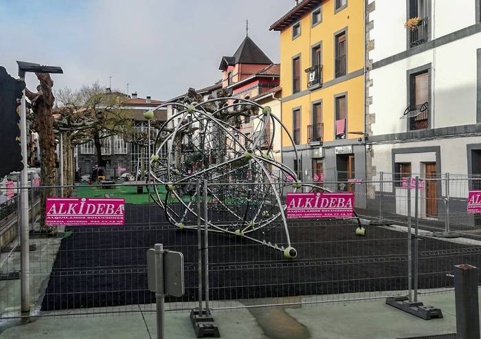 Hasi dira herriko hainbat jolas parke konpontzen