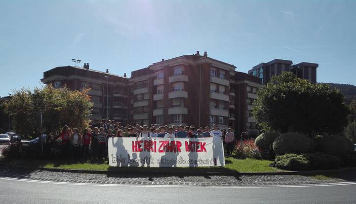 Elkarretaratzea egin dute dozenaka ikaslek, Gudari Egunaren harira